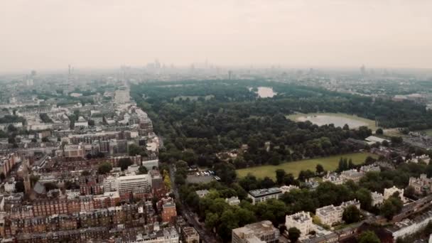 Vacker antenn utsikt över London skyline med grön park i mitten — Stockvideo