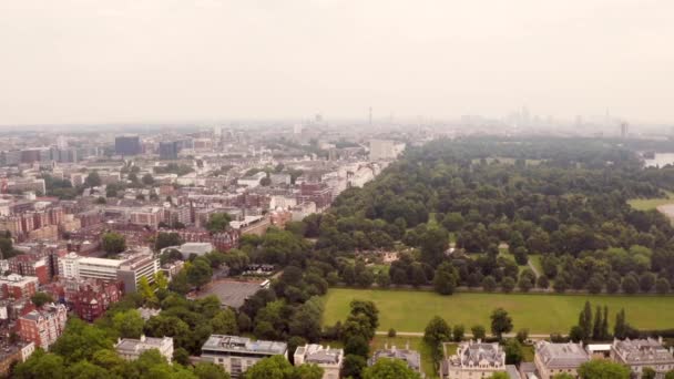Vacker antenn utsikt över London skyline med grön park i mitten — Stockvideo