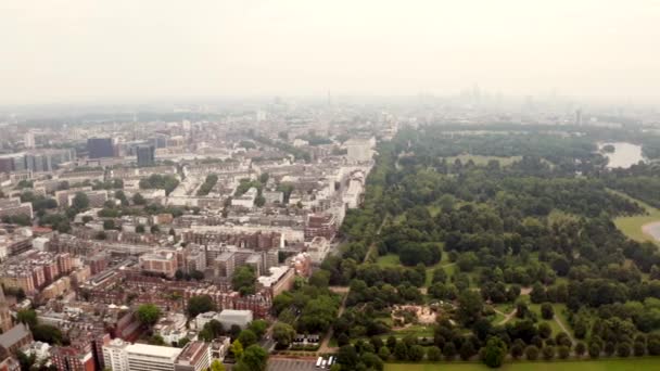 Vacker antenn utsikt över London skyline med grön park i mitten — Stockvideo