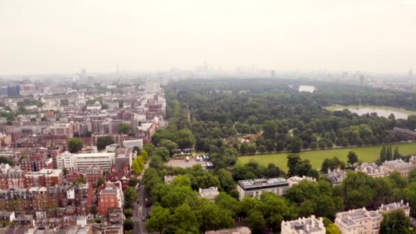 Vacker antenn utsikt över London skyline med grön park i mitten — Stockvideo