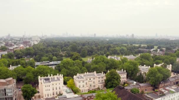 Vacker antenn utsikt över London skyline med grön park i mitten — Stockvideo