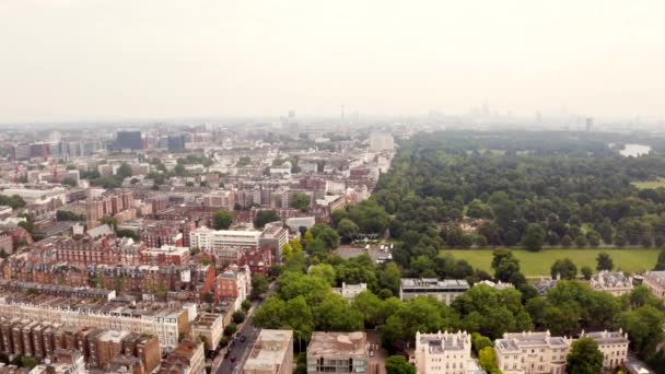 Vacker antenn utsikt över London skyline med grön park i mitten — Stockvideo