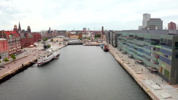 Kanal di kota Malmo di sweden pintu masuk ke laut utara — Stok Video