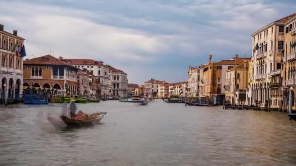 Der farbenfrohe Zeitraffer des venezianischen Gondoliere — Stockvideo