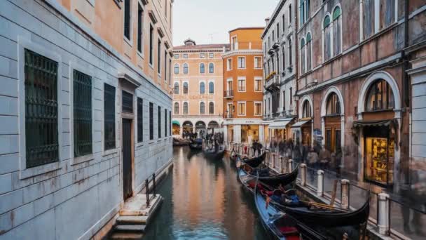 Der farbenfrohe Zeitraffer des venezianischen Gondoliere — Stockvideo