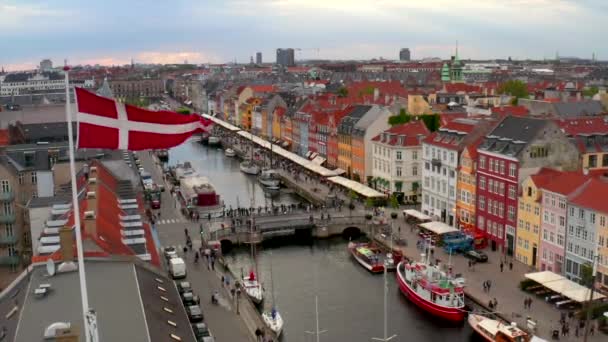 Dänische Flaggen über dem Bezirk Nyhavn in Kopenhagen Dänemark — Stockvideo