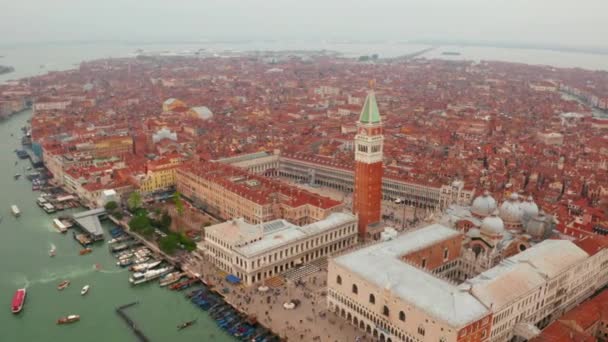 Létání nad St Marco náměstí nad oranžovými střechami — Stock video