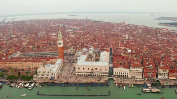 Survolant le carré st marco au-dessus des toits orange — Video