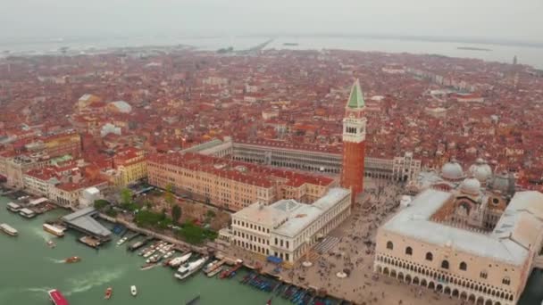 Flug über den Markusplatz über orangefarbenen Dächern — Stockvideo