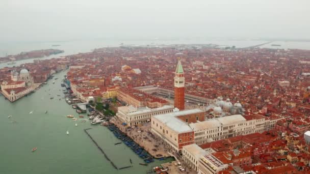 Létání nad St Marco náměstí nad oranžovými střechami — Stock video