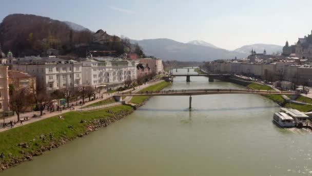 Sobrevolando la histórica ciudad de Salzburgo con el río Salzach — Vídeos de Stock