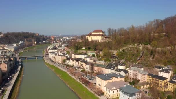 Létání nad historickým městem Salcburk s řekou Salzach — Stock video