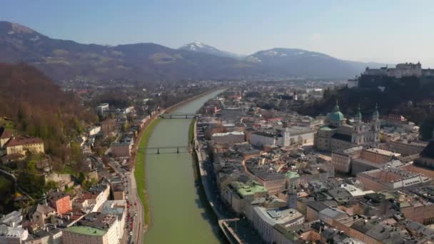 Sobrevolando la histórica ciudad de Salzburgo con el río Salzach — Vídeos de Stock