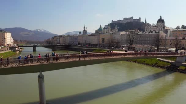 Sobrevoando a histórica cidade de Salzburgo com o rio Salzach — Vídeo de Stock