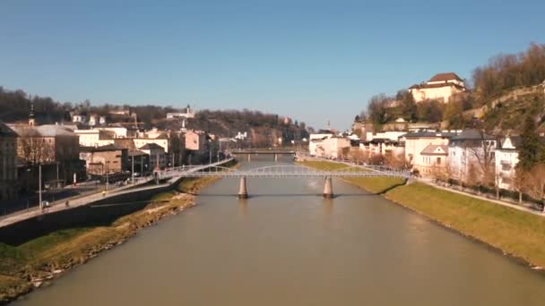 Flyger över den historiska staden Salzburg med Salzach floden — Stockvideo