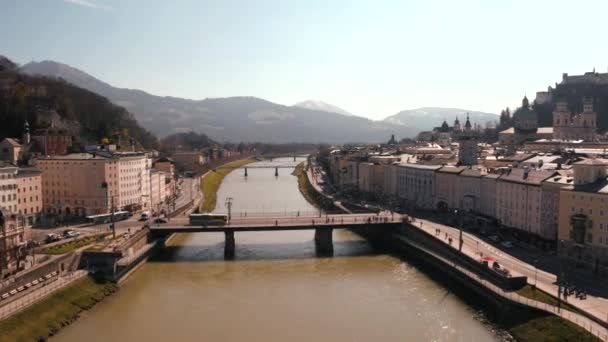 Vliegen over de historische stad Salzburg met de Salzach rivier — Stockvideo