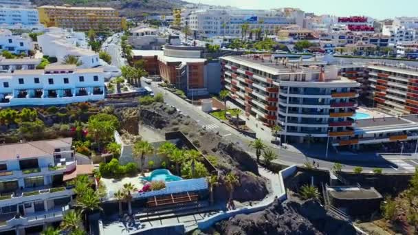 Flug über die Stadt los gigantes in der Nähe der Klippen aus der Luft — Stockvideo