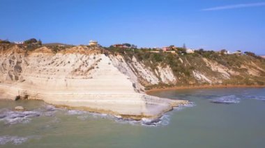 İtalyan Scala Dei Turchi Kayalıkları 'ndaki Türklerin havadan çekilmiş fotoğraf merdiveni.