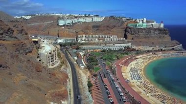 İspanya 'daki Büyük Kanarya Adası' ndaki Playa de Amadores Körfezi 'nin havadan görünüşü.