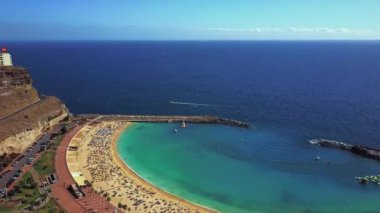 İspanya 'daki Büyük Kanarya Adası' ndaki Playa de Amadores Körfezi 'nin havadan görünüşü.