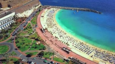 İspanya 'daki Büyük Kanarya Adası' ndaki Playa de Amadores Körfezi 'nin havadan görünüşü.