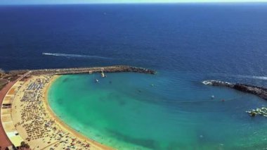 İspanya 'daki Büyük Kanarya Adası' ndaki Playa de Amadores Körfezi 'nin havadan görünüşü.