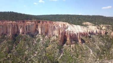 Utah 'taki Bryce Canyon Ulusal Parkı' ndaki kırmızı kumtaşı kabadayılarının hava görüntüsü.