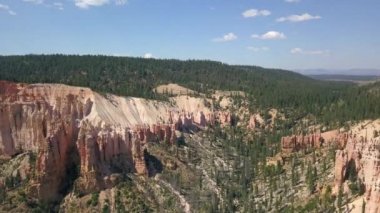 Utah 'taki Bryce Canyon Ulusal Parkı' ndaki kırmızı kumtaşı kabadayılarının hava görüntüsü.