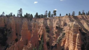 Utah 'taki Bryce Canyon Ulusal Parkı' ndaki kırmızı kumtaşı kabadayılarının hava görüntüsü.