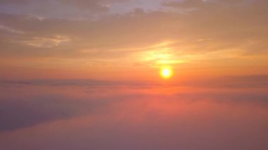 San Francisco 'daki Golden Gate Köprüsü' nde gün batımının hava görüntüsü.