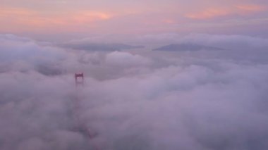 San Francisco 'daki Golden Gate Köprüsü' nde gün batımının hava görüntüsü.