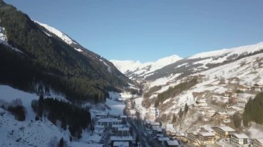 Alplerin ortasındaki Avusturyalı küçük kış kasabasının havadan görünüşü