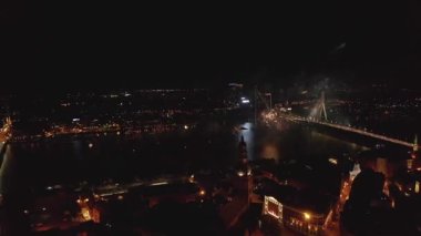 Riga Letonya 'daki güzel havai fişek gösterisinin havadan görüntüsü.