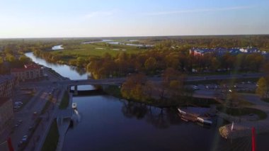 Kalenin yanındaki Jelgava Nehri 'nin havadan görünüşü.
