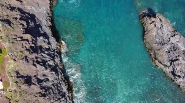 Tenerife adasındaki Los Gigantes uçurumlarının havadan görünüşü