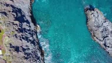 Tenerife adasındaki Los Gigantes uçurumlarının havadan görünüşü
