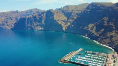 Tenerife adasındaki Los Gigantes uçurumlarının havadan görünüşü