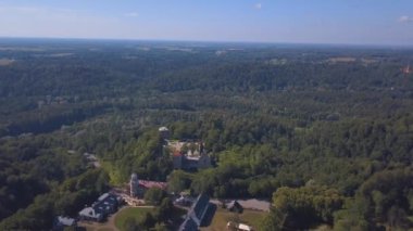 Sigulda 'daki yeni şatonun havadan görünüşü. Güzel Letonya doğası.