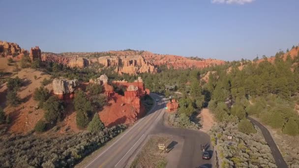 Lucht hoge rode rotsen en hoodoo pilaren in de voorkant van de Bryce canyon — Stockvideo