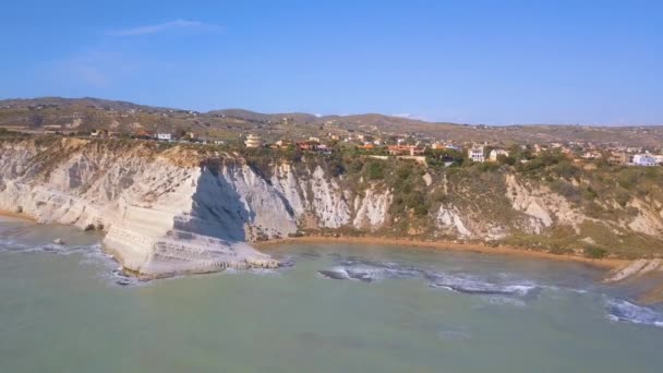 Escalera de fotos aéreas de los turcos en scala dei turchi italiano acantilado de roca en la costa de realmonte — Vídeo de stock