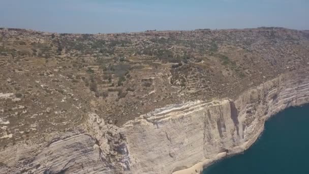 Vanuit de lucht uitzicht op malta wilde natuur enorme witte kliffen — Stockvideo