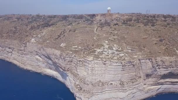 マルタ野生の自然を空中から見る巨大な白い崖 — ストック動画