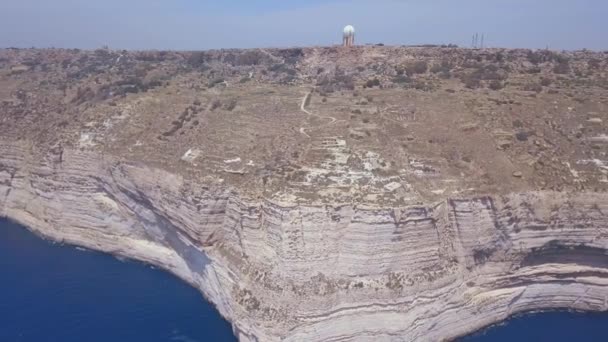 Vista aérea de malta naturaleza salvaje enormes acantilados blancos — Vídeo de stock