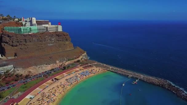 Вид с воздуха на залив playa de amadores на острове Гран-Канария в Испании — стоковое видео