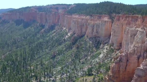 Utah 'taki Bryce Canyon Ulusal Parkı' ndaki kırmızı kumtaşı kabadayılarının hava görüntüsü. — Stok video