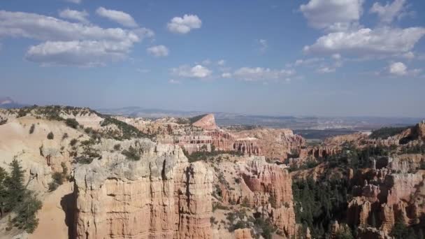 Vista aérea de hoodoos de arenito vermelho no parque nacional Bryce canyon em utah EUA — Vídeo de Stock