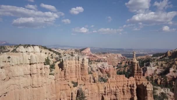 Vista aérea de hoodoos de arenito vermelho no parque nacional Bryce canyon em utah EUA — Vídeo de Stock