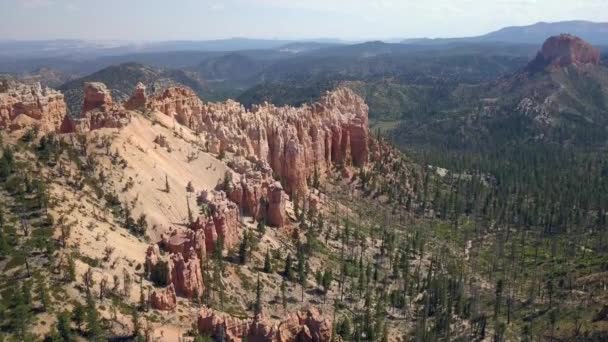犹他州布莱斯峡谷国家公园红砂岩山楂的航拍图 — 图库视频影像