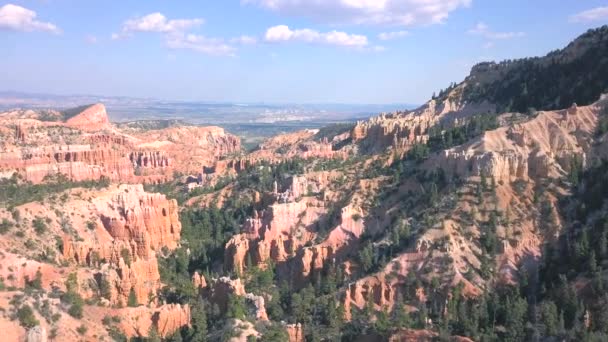 Vista aérea de hoodoos de arenito vermelho no parque nacional Bryce canyon em utah EUA — Vídeo de Stock