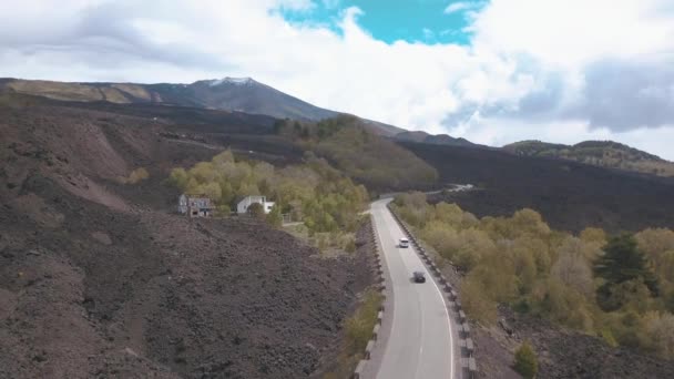 Vista aérea de la carretera al monte etna o mongibello mungibeddu es estratovolcán activo — Vídeos de Stock